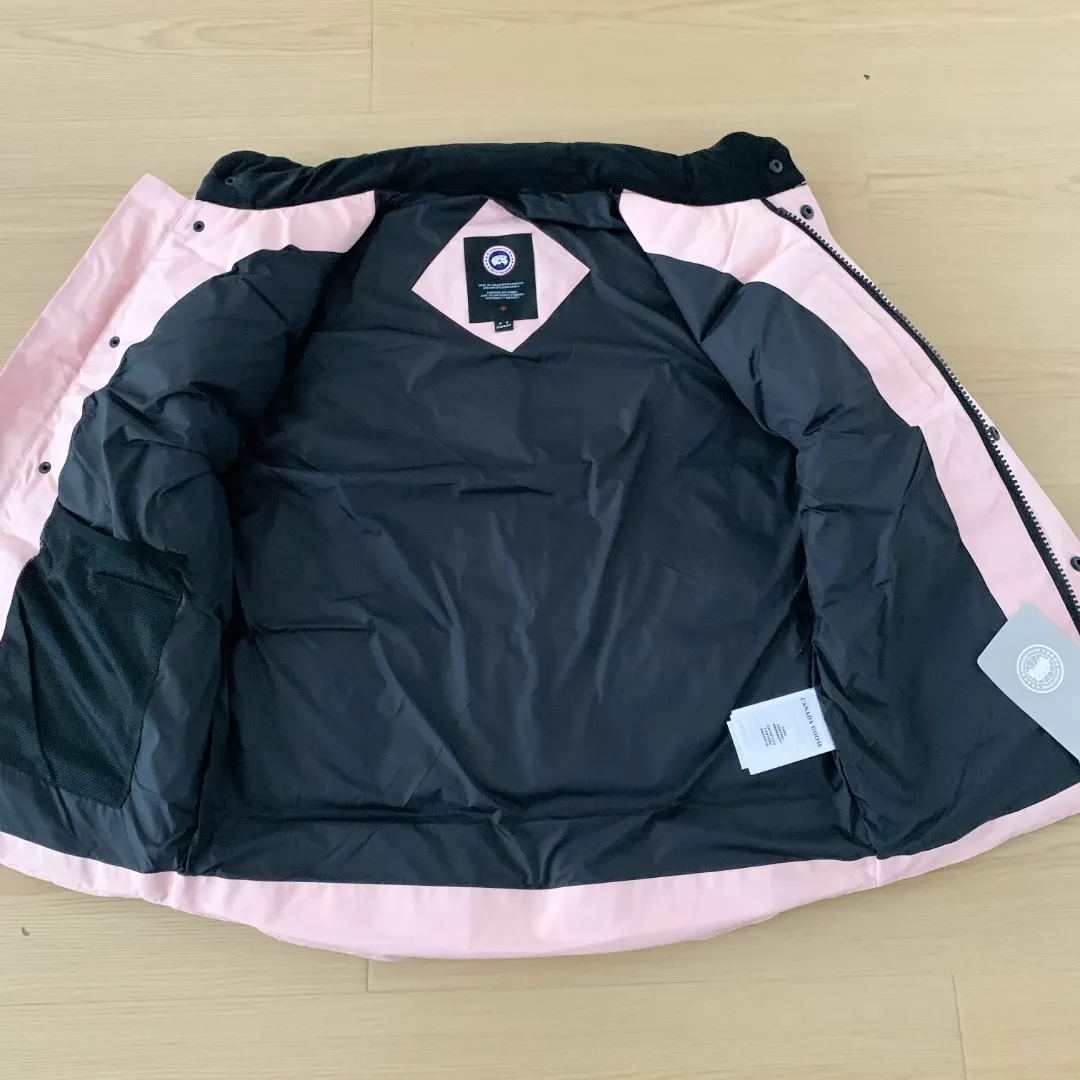 Style number: Y 138 𝑪𝒂𝒏𝒂𝒅𝒂 𝑮𝒐𝒐𝒔𝒆Canada Goose counter level! Canadagoose/Canada Goose New Arrival "2078APPSeries" down vest for men and women Material list: 1⃣ Original custom-made double plain 9500-100% nylon nylon fabric 2⃣ Original YKK zipper, non-sub-factory product 3⃣ National standard 80% white duck down from Guangzhou Inspection, (zp uses 80% white duck down/any boasts of 90% are fake) Material analysis characteristics: 1⃣ Original factory/9500-100% nylon 100% nylon Lurex yarn is actually 100% nylon, which is rarely pure now. Most of them are mixed with cotton thread or polyester. Our top original version is developed in accordance with ZP and uses the same material. 2⃣ As we all know, the original version uses 80% white duck down. The fill power refers to the cubic inches of volume occupied by each ounce (30 grams) of down under certain conditions. If the space occupied by one ounce of down is cubic inches, the fill power of the down is called . So we can simply understand it as: fill power is the volume of down, and the volume of down is fill power. The higher the fill power of down, it means that under the same filling amount, down can fix a larger volume of air layer to keep warm and insulate, so the warmth retention of down is better. Size:XS-2XL Color: Navy Blue Beige Gray Black Label Gray Red Label Black Red Label Black Black Label Red Blue Pink